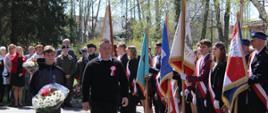 Poszczególne delegacje składają kwiaty