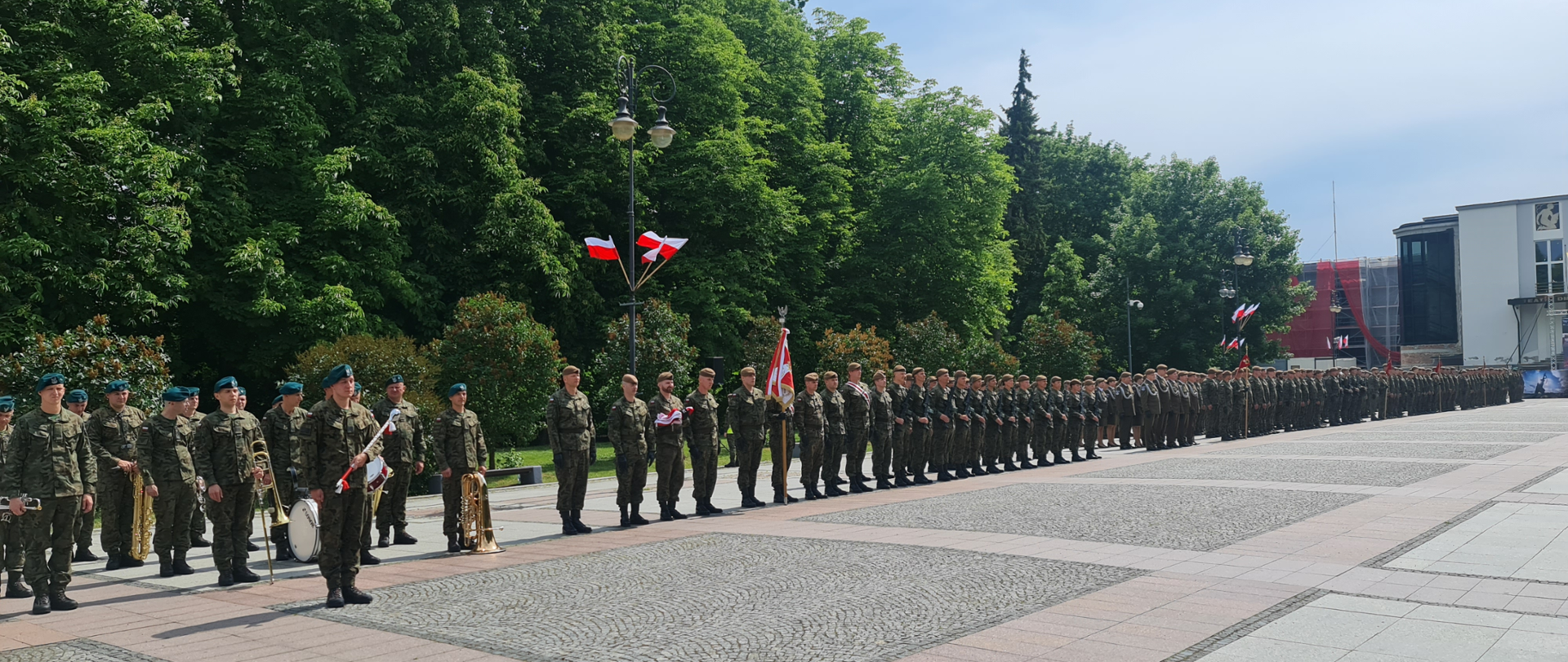 zdjęcie na placu z Święta 1. Podlaskiej Brygady Obrony Terytorialnej i przysięgi wojskowej, na którym widoczni są żołnierze