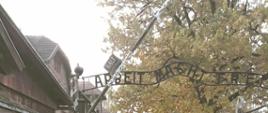 Napis "Arbeit macht frei".