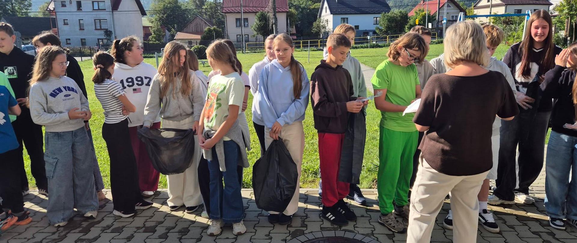 uczniowie wyruszają sprzątać świat