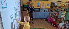 Zajęcia z dziećmi w sali edukacyjnej z użyciem tablicy interaktywnej
