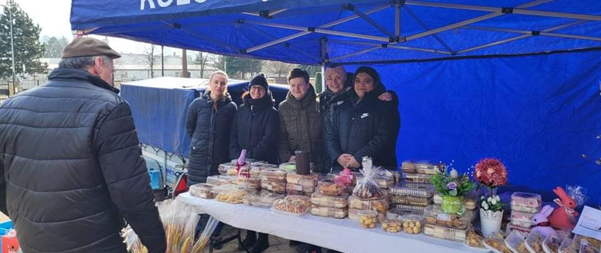 Zdjęcie przedstawia 5 Pan sprzedających ciasta wielkanocne