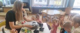 Dzieci w trakcie pracy przy zakładaniu ogrodu - przygotowanie sadzonek