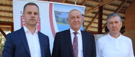 od lewej Wicestarosta Zambrowski, Starosta Zambrowski oraz Naczelnik Wydziału Geodezji, Kartografii i Katastru