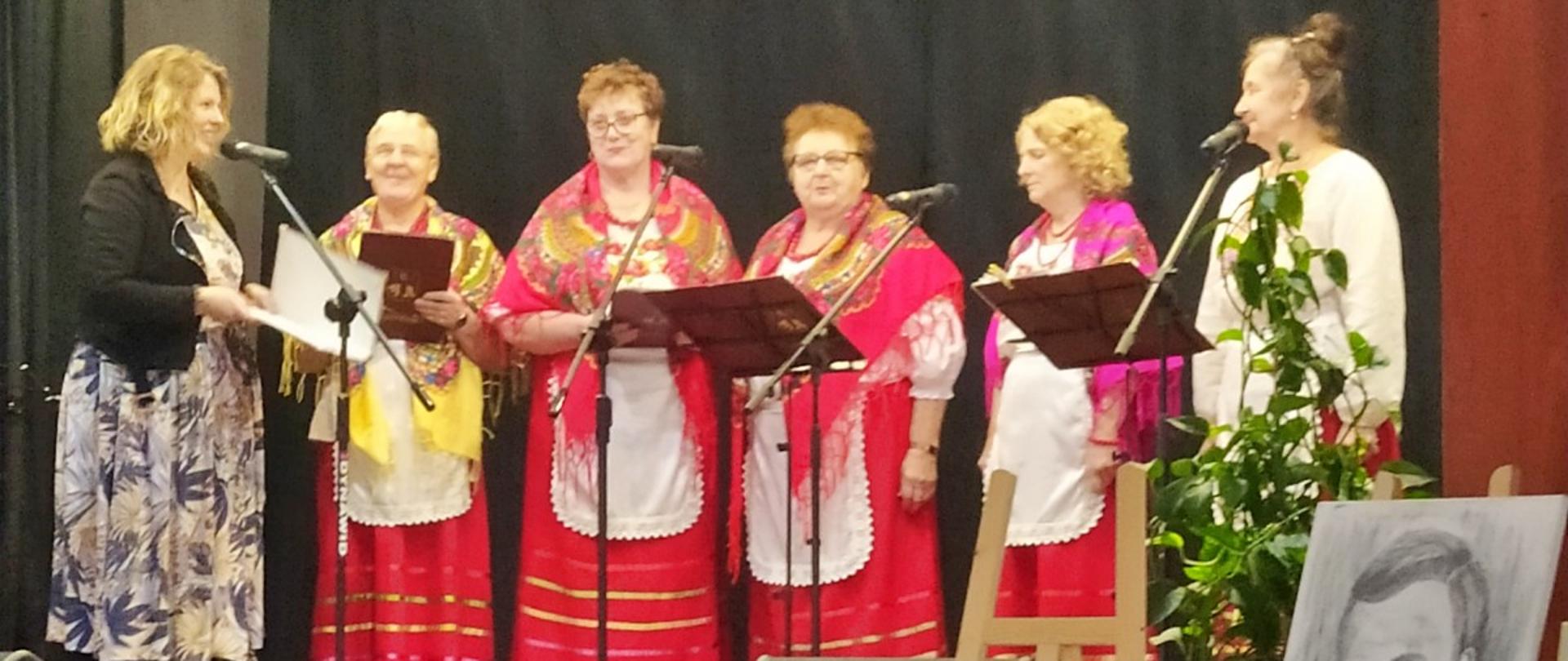 seniorzy podczas obchodów dnia seniora