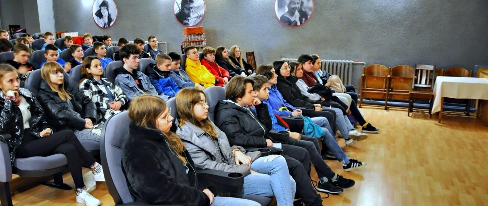 Klasy_VII_i_VIII_w_kinie_w_ramach_Międzynarodowego_Dnia_Autyzmu