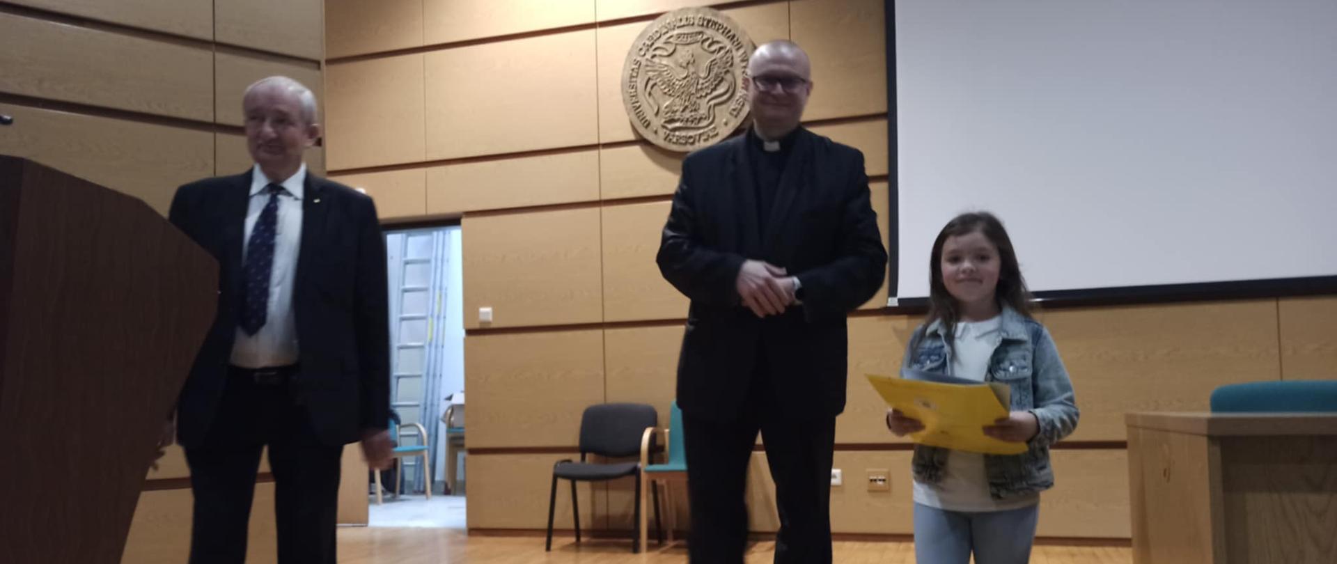 Dziewczynka odbiera nagrodę 