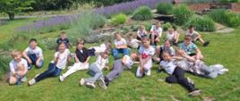 uczniowie podczas wycieczki po Ogrodzie Botanicznym w Powsinie