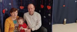 Przedszkolaki pozują do zdjęcia ze swoimi bliskimi, zaproszonymi na uroczystość
