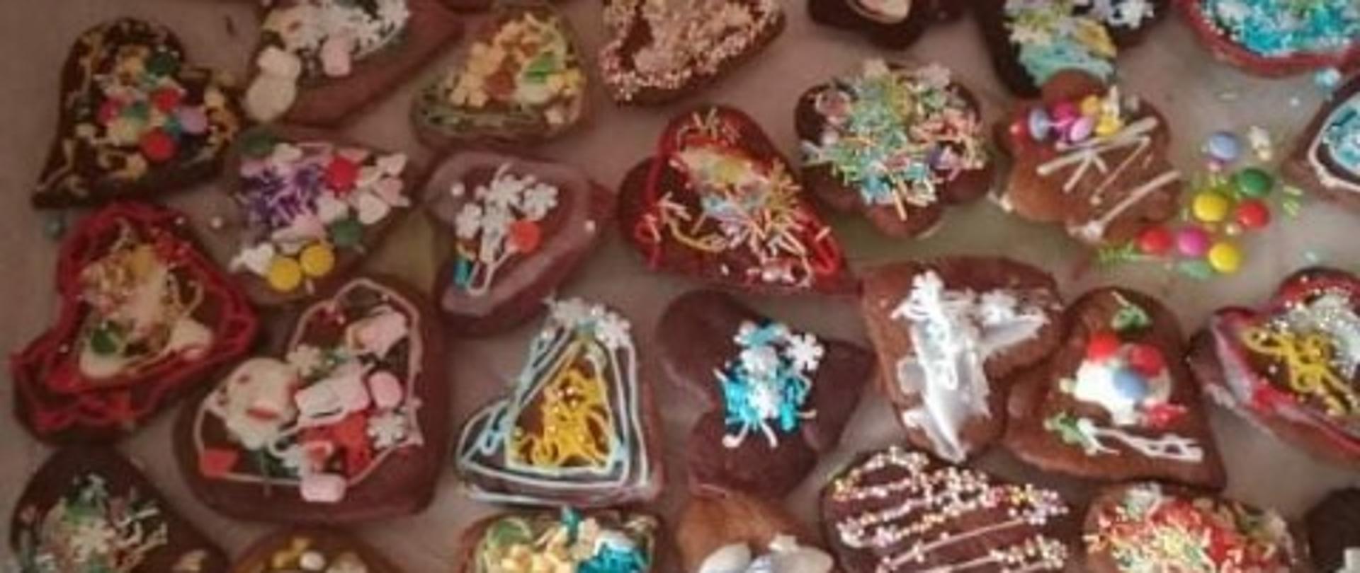Na zdjęciu ciastka upieczone przez dzieci w kształcie serca, kolorowo ozdobione.