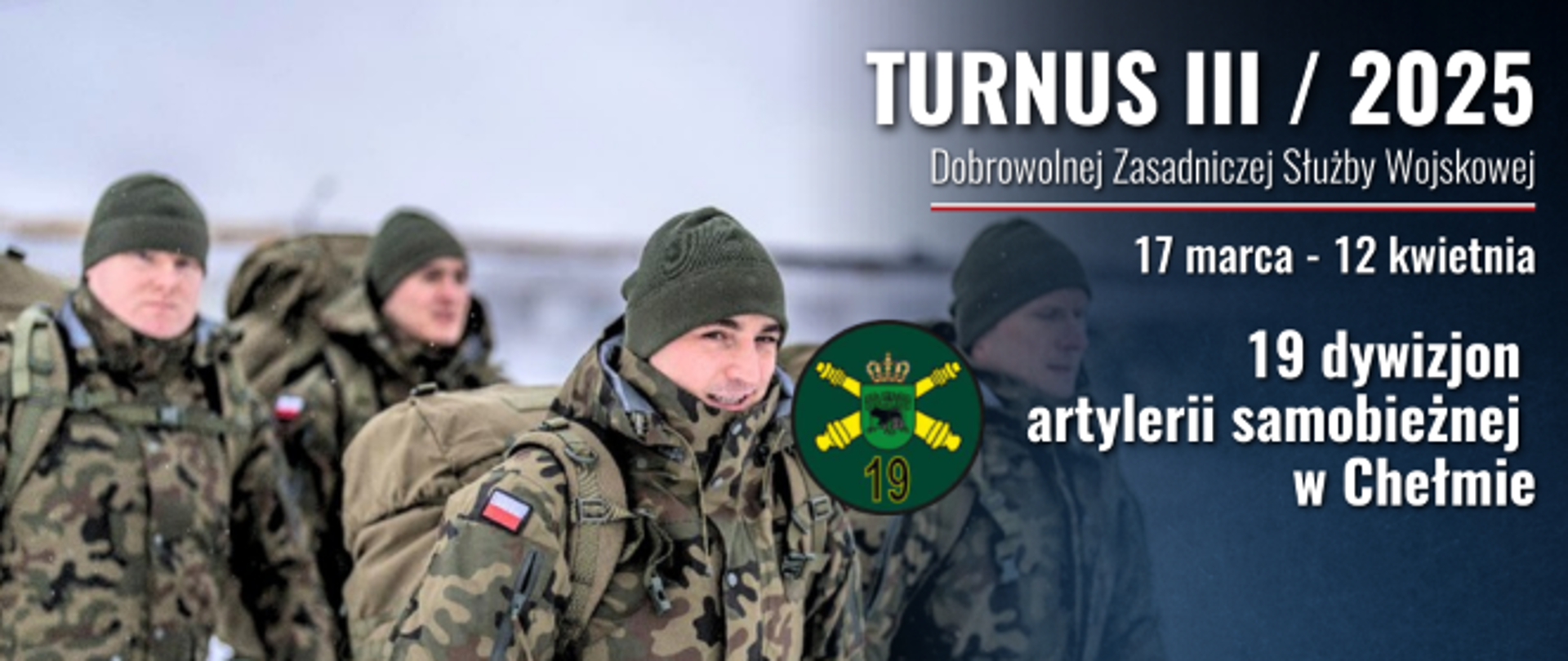 Zdjęcie przedstawia grupę żołnierzy w zimowych mundurach wojskowych, maszerujących w śnieżnym terenie. Na pierwszym planie znajduje się uśmiechnięty żołnierz w zielonej czapce, niosący duży plecak. W tle widać kolejnych wojskowych w podobnym umundurowaniu. Na grafice znajdują się informacje o III turnusie Dobrowolnej Zasadniczej Służby Wojskowej w 2025 roku, który odbędzie się w 19 Dywizjonie Artylerii Samobieżnej w Chełmie w dniach 17 marca – 12 kwietnia. W lewym środkowym obszarze znajduje się emblemat 19 dywizjonu, a w prawym dolnym rogu logo Wojskowego Centrum Rekrutacji w Chełmie.