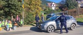 Dzieci przy pasach wraz z policją