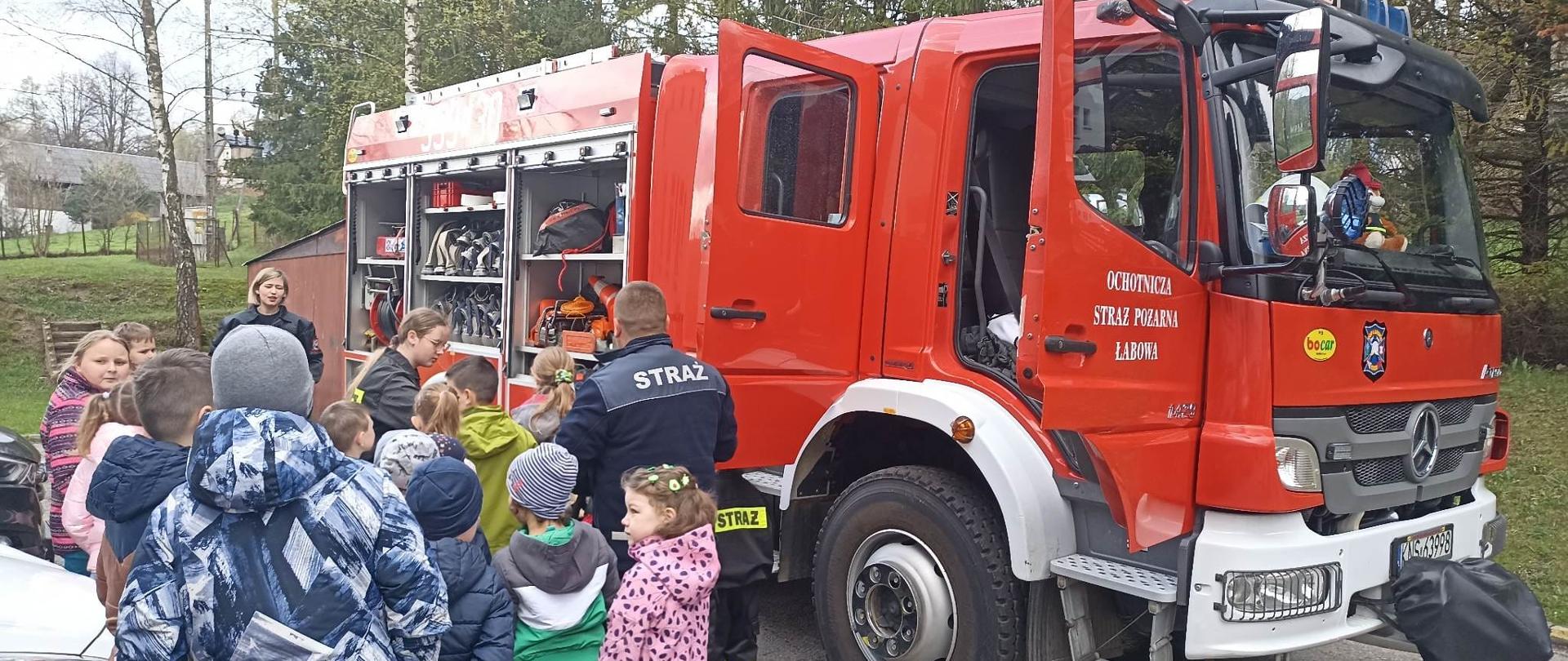 Dzieci oglądają wyposażenie wozu strażackiego