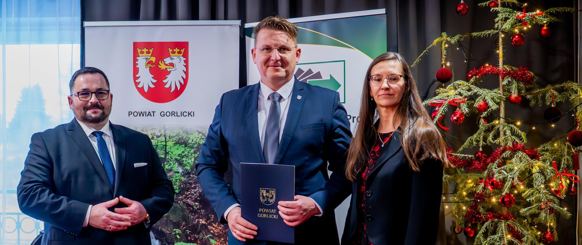 Od lewej: Starosta Gorlicki Mirosław Waląg, Wicestarosta Gorlicki Marcin Krzemiński, Agnieszka Rokita Dyrektor Powiatowego Urzędu Pracy w Gorlicach
