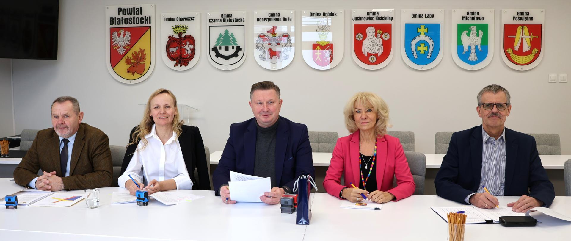 Podpisanie umowy w Starostwie