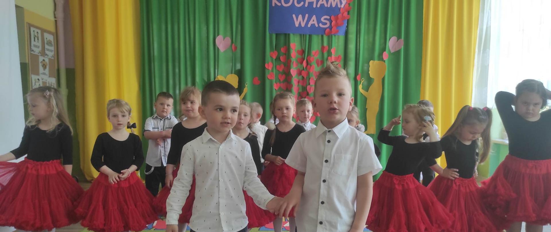 DZIECI WYSTĘPUJĄ Z OKAZJI DNIA MAMY I TATY