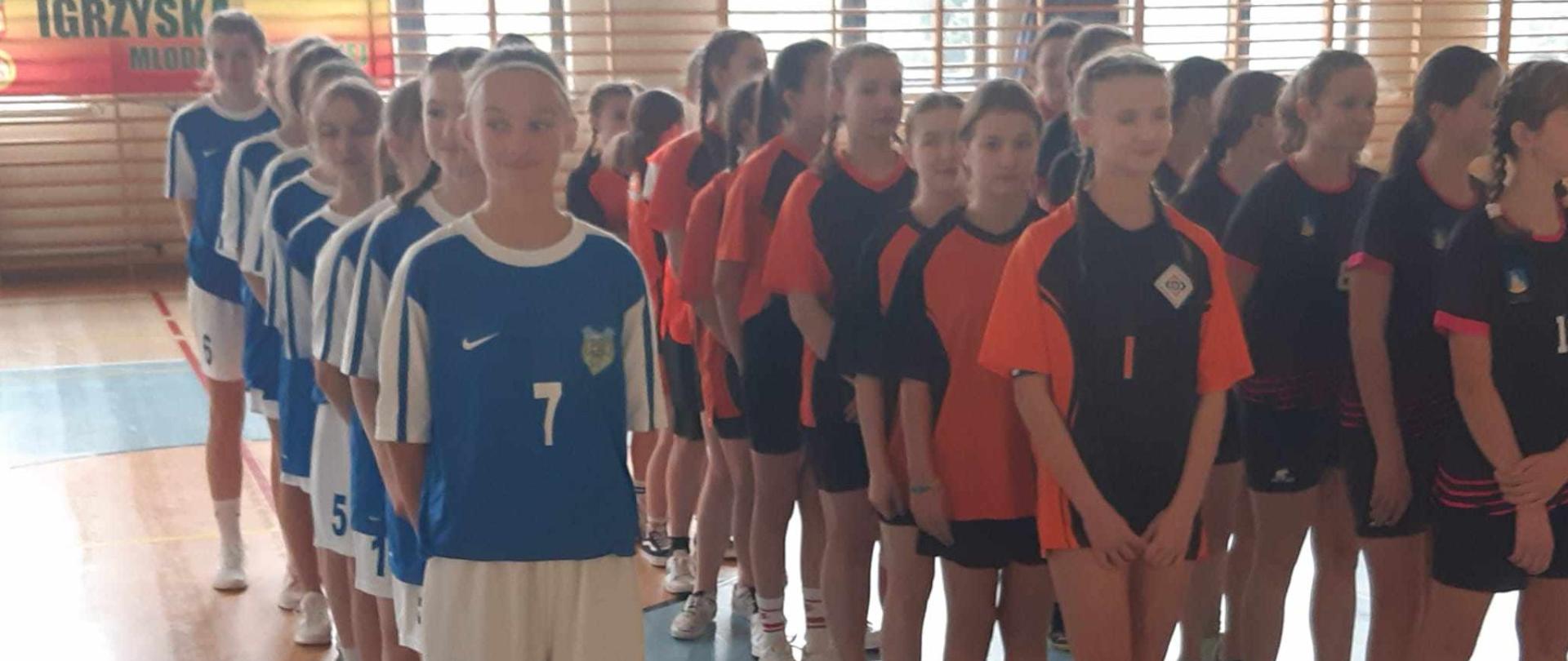 Na zdjęciu drużyny piłkarskie walczące o tytuł mistrza Młodzieżowych Igrzysk Szkolnych w halowej Piłce nożnej.