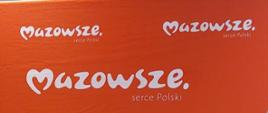 na czerwonym tle białe napisy "Mazowsze"
