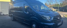 Ciemny bus stoi na placu parkingowym z kostki brukowej