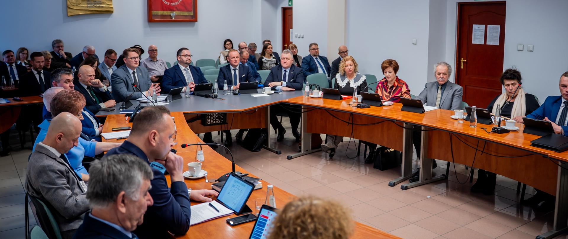 Zdjęcie ogólne przedstawiające sale obrad, zarząd, radnych oraz zaproszonych gości.