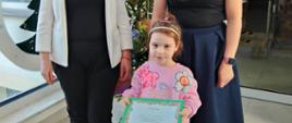 Nauczycielki oraz zaangażowane przedszkolaki pozują do wspólnego zdjęcia