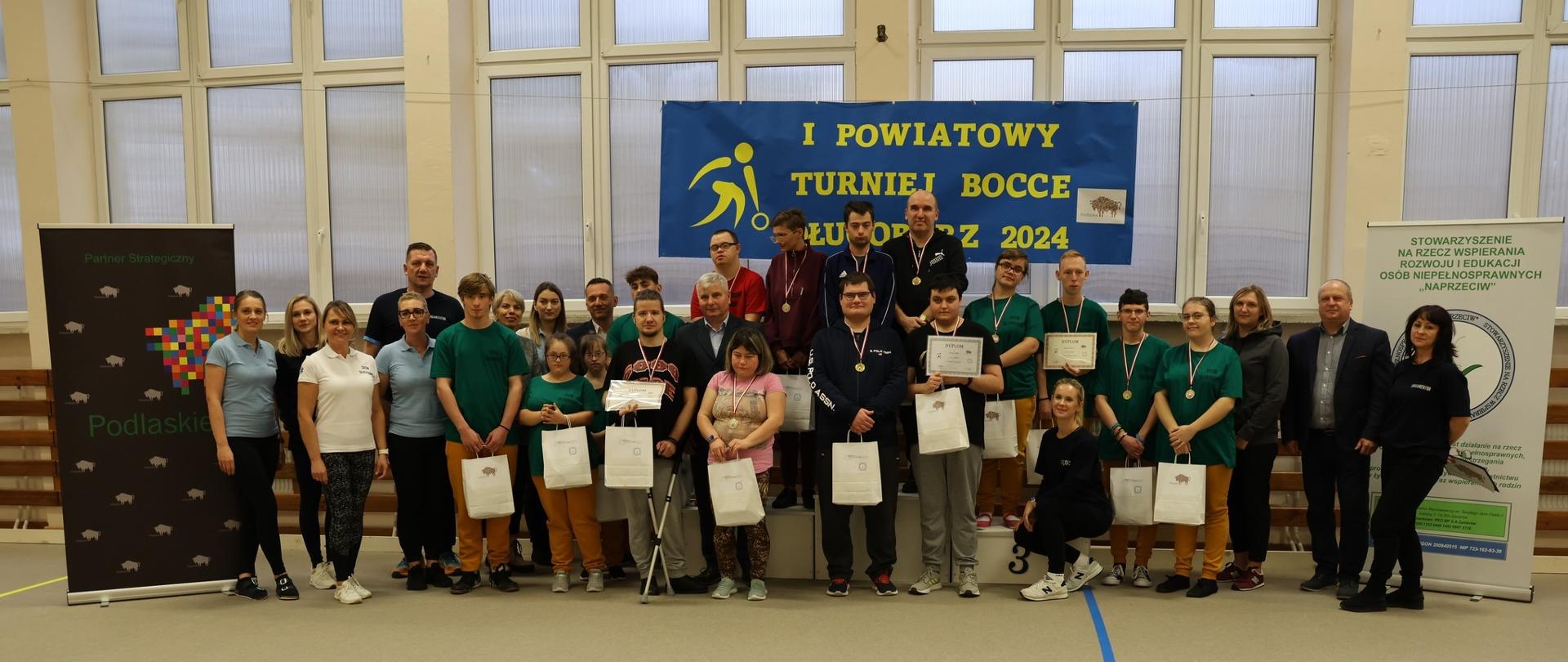 zdjęcie grupowe zwycięzców I Powiatowego Turnieju Bocce w ramach Międzynarodowego Dnia Osób z Niepełnosprawnościami Długobórz 2024