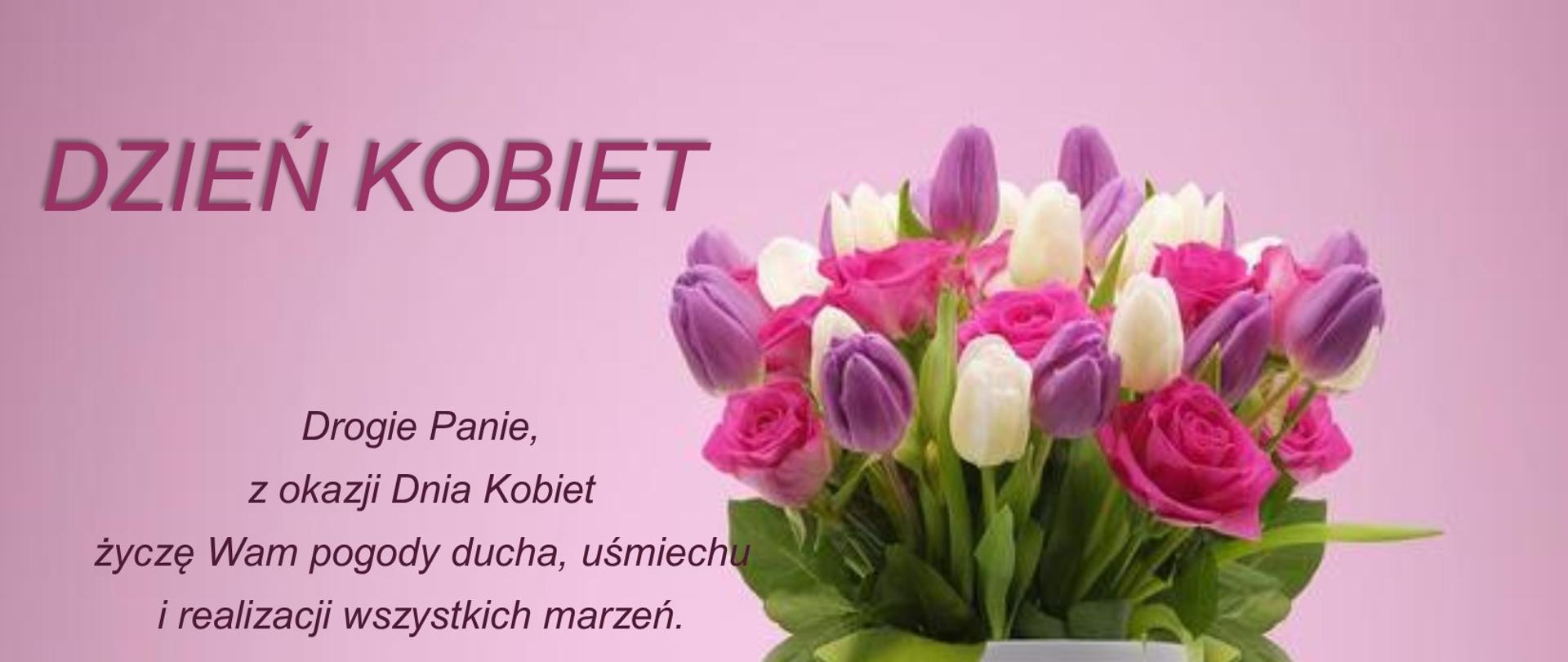 Bukiet kwiatów w białym flakonie na fioletowo- różowym tle obok życzenia
