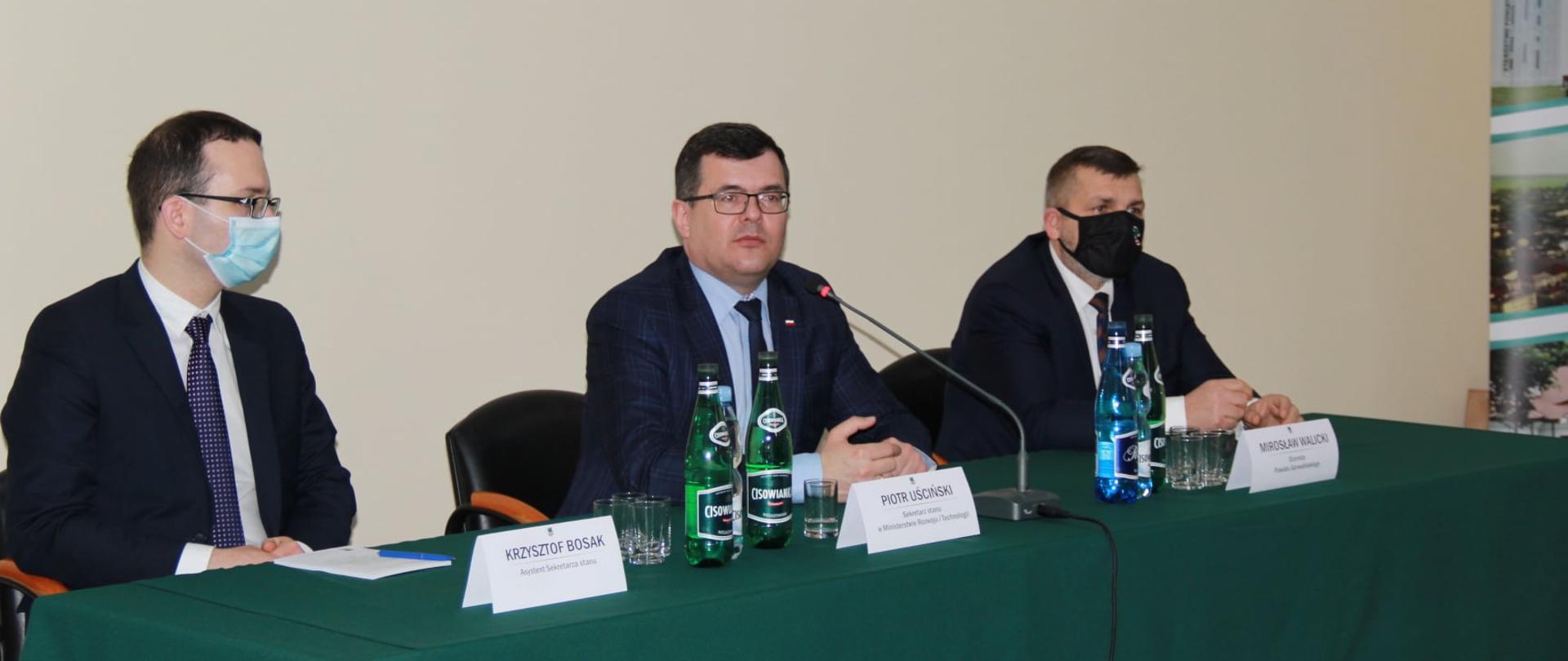 Spotkanie z Sekretarzem Stanu w Ministerstwie Rozwoju i Technologii- Panem Piotrem Uścińskim
Przy stole w środku Pan Piotr Uściński, Starosta Mirosław Walicki, Krzysztof Bosak - Asystent