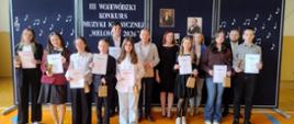 Na zdjęciu Starosta Dąbrowski, nauczyciele szkoły oraz laureaci konkursu