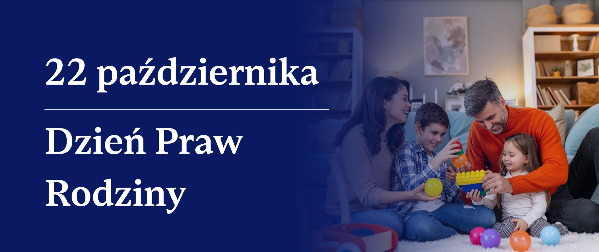 Rodzina – dwoje dorosłych i dwoje dzieci wspólnie bawią się klockami na dywanie w przytulnym salonie.