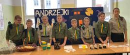 harcerze za ławkami z wróżbami