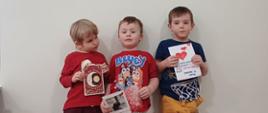 Dzieci pozują z kartkami walentynkowymi