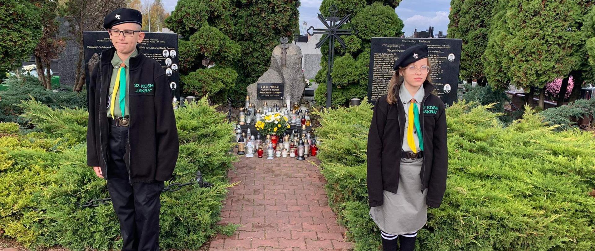 dwójka harcerzy na warcie przed grobem nieznanego żołnierza