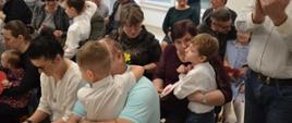 Dzieci pozują do zdjęcia wraz z dziadkami