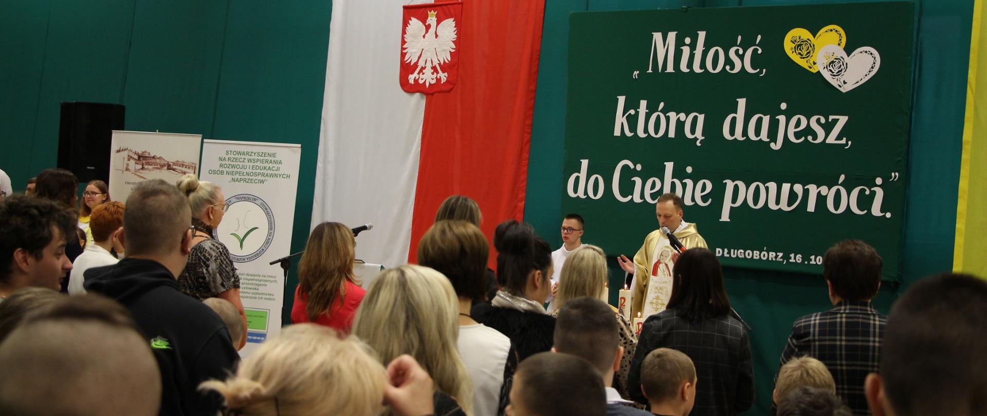 Jest to jedno z wielu zdjęć upamiętniających obchody Święta Patrona w Specjalnym Ośrodku Szkolno-Wychowawczym w Długoborzu, które odbyły się 17 października 2025 r.. Podczas uroczystości społeczność ośrodka świętowała po raz ósmy swojego patrona, św. Jana Pawła II. 
