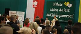 Jest to jedno z wielu zdjęć upamiętniających obchody Święta Patrona w Specjalnym Ośrodku Szkolno-Wychowawczym w Długoborzu, które odbyły się 17 października 2025 r.. Podczas uroczystości społeczność ośrodka świętowała po raz ósmy swojego patrona, św. Jana Pawła II. 