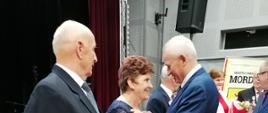 Dekoracji odznaczenia medalem,, za długie pożycie małżeńskie" dokonuje Poseł na Sejm RP Krzysztof Tchórzewski