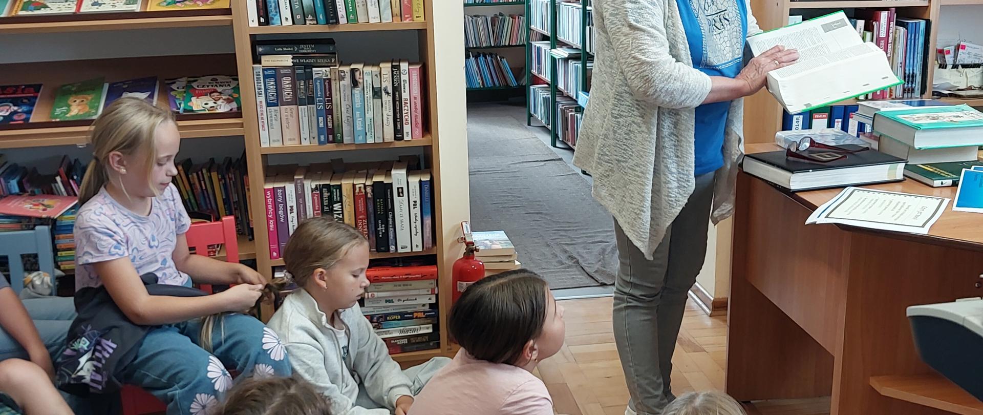 Uczniowie klasy 4a uczestniczą w spotkaniu z bibliotekarką w Bibliotece Publicznej w Chorzelowie
