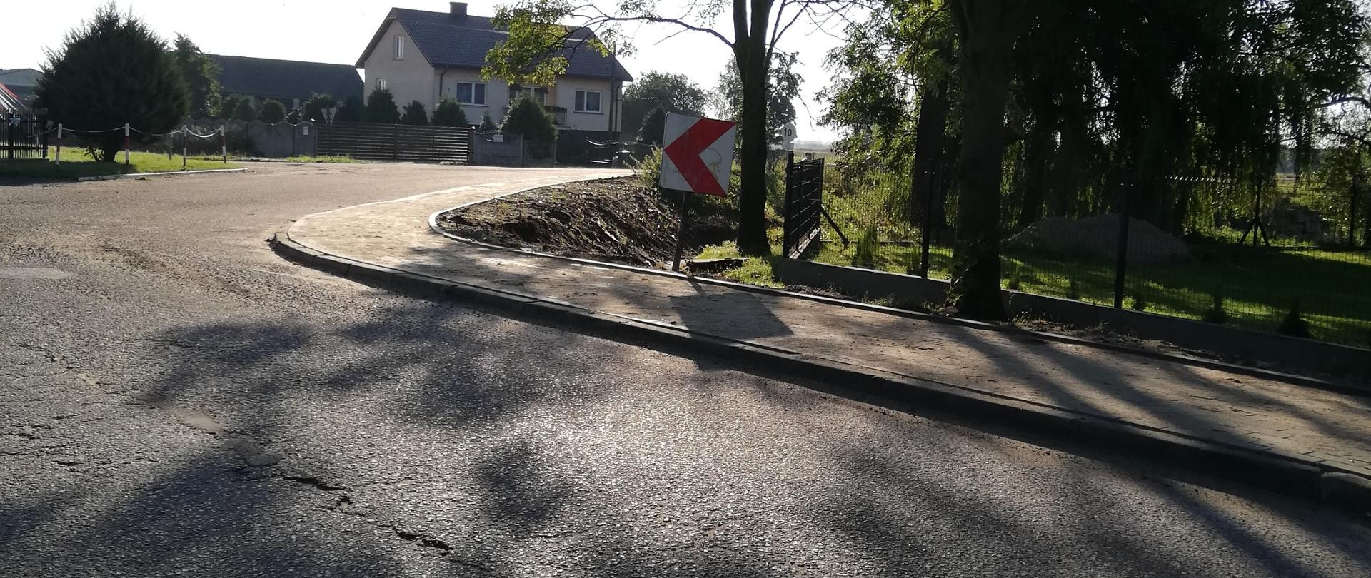 Wyremontowany chodnik przy drodze powiatowej w Chromakowie