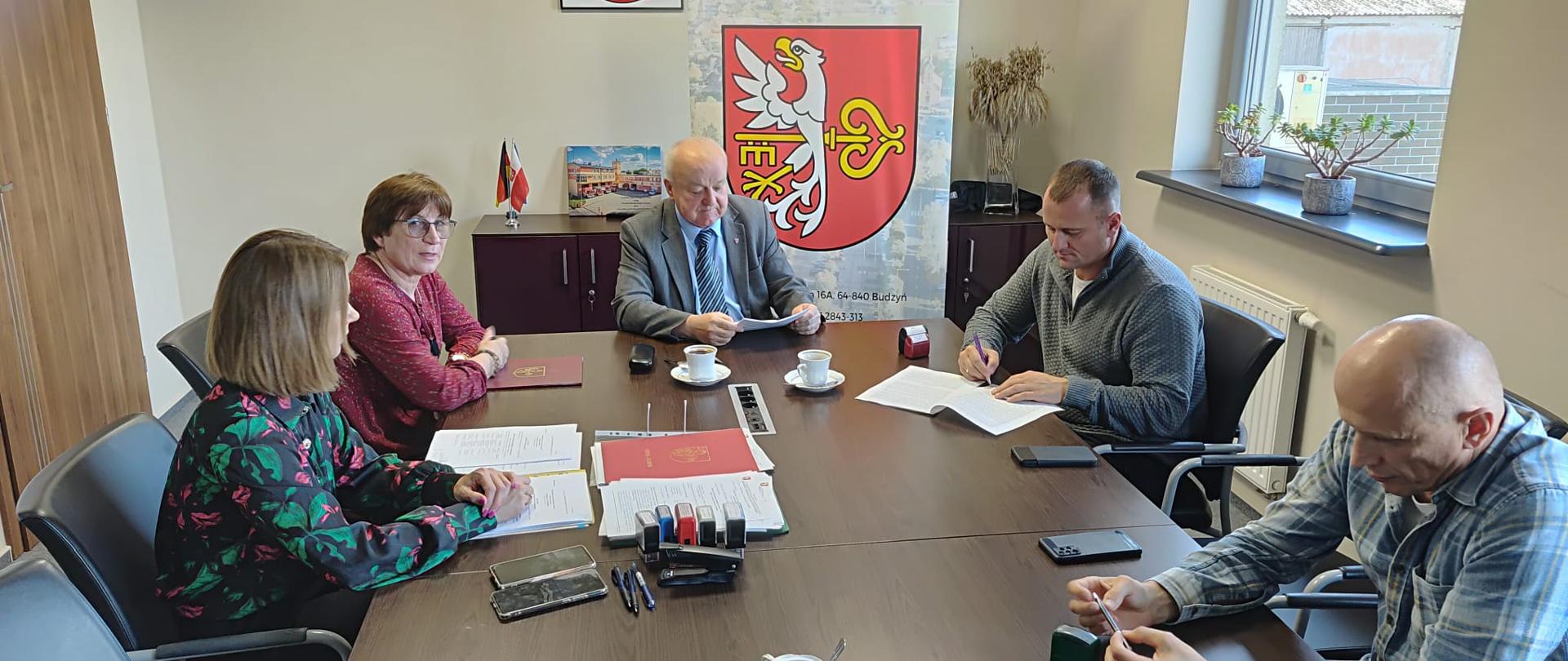 Podpisanie umów na budowę i przebudowę parkingów na terenie Gminy Budzyń