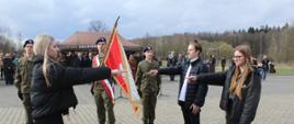 Moment składania przysięgi przez uczniów klasy pierwszej