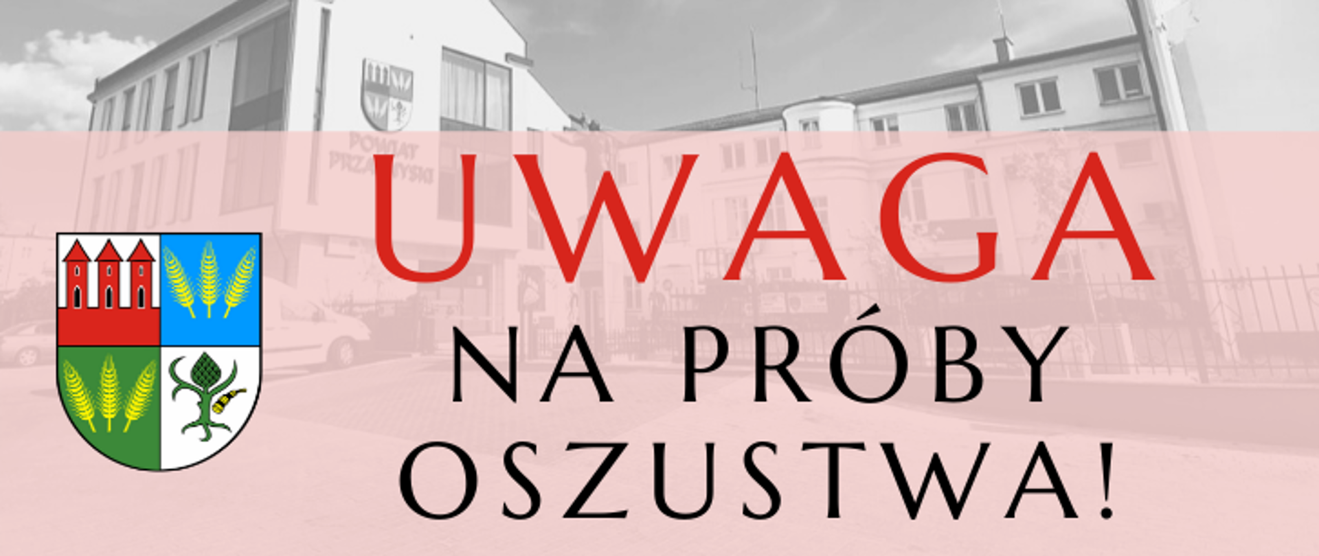Grafika ilustrująca komunikat Powiatu Przasnyskiego ostrzegającego przed próbami oszustwa. Grafika przedstawia widok Urzędu od ulicy Świętego Wojciecha. U dołu po lewej stronie widnieje herb Powiatu Przasnyskiego, po prawej stronie czerwony napis "Uwaga" oraz czarny napis "Na próby oszustwa!".