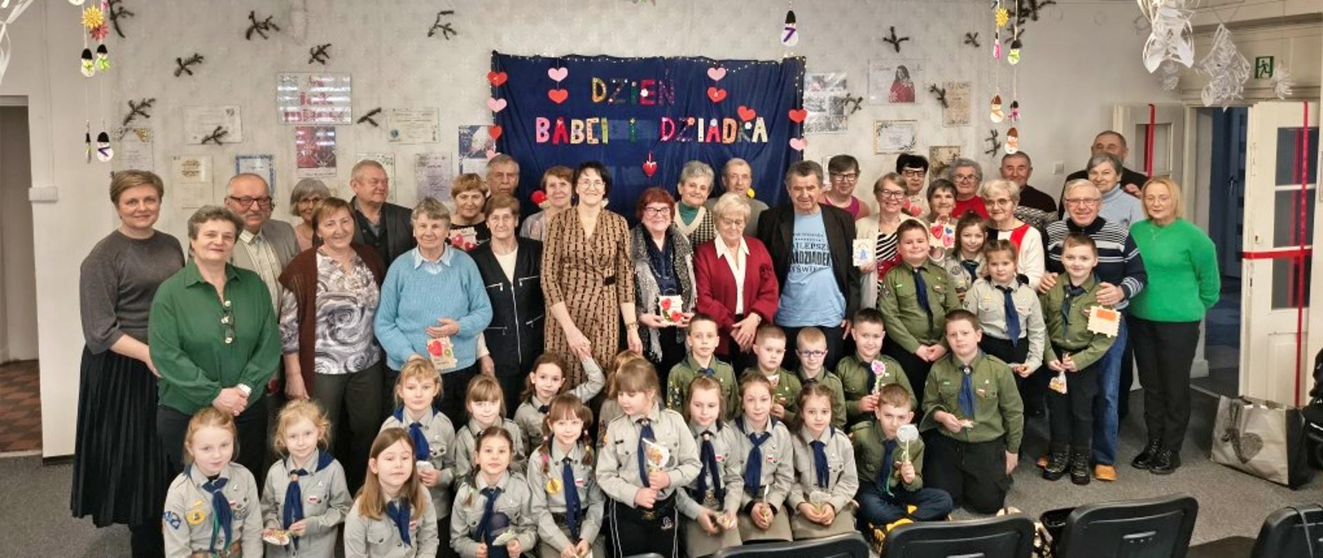 seniorzy ogladają występy dzieci