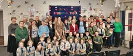 seniorzy ogladają występy dzieci