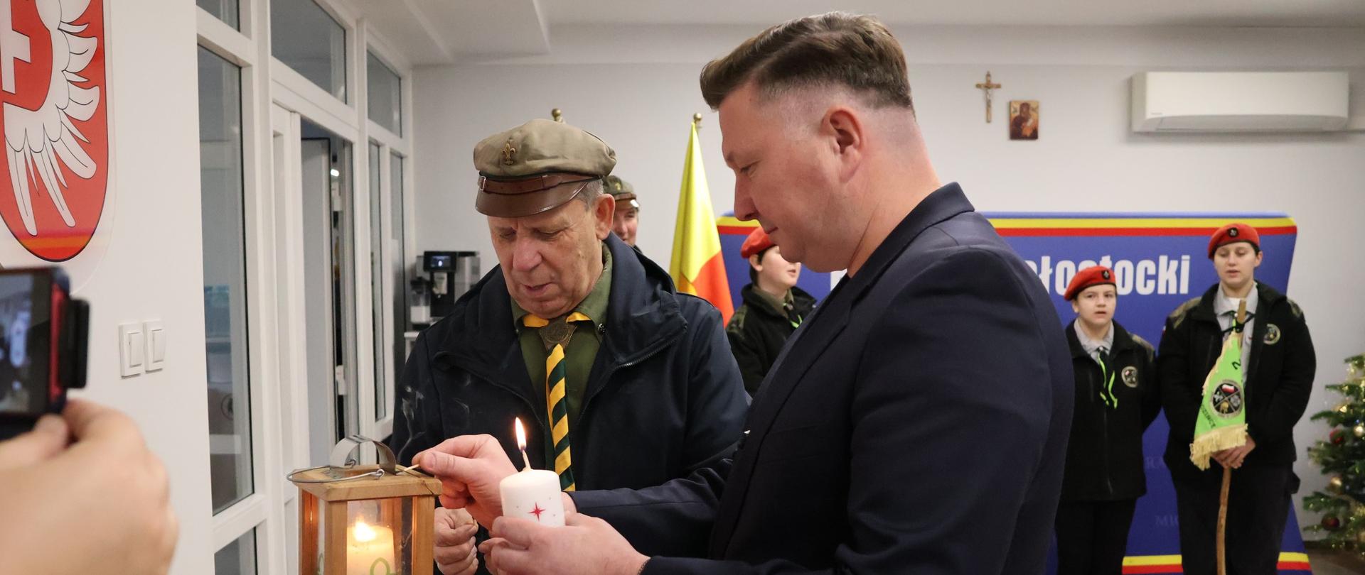 Przekazanie światła w sali konferencyjnej Starostwa
