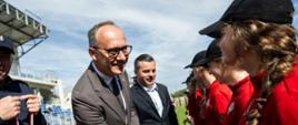 
Starosta Powiatu Proszowickiego wręcza voucher jednemu ze zwycięzców w Powiatowych Zawodach Młodzieżowych Drużyn Pożarniczych w Proszowicach
