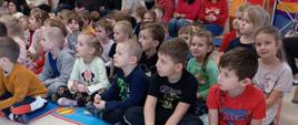 Zdjęcie prezentuje dzieci biorące udział w audycji muzycznej oraz teatrzyku.