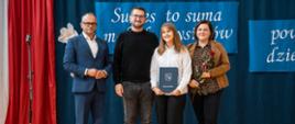 Stypendystka z Rodzicami i Wójtem Gminy Bochnia