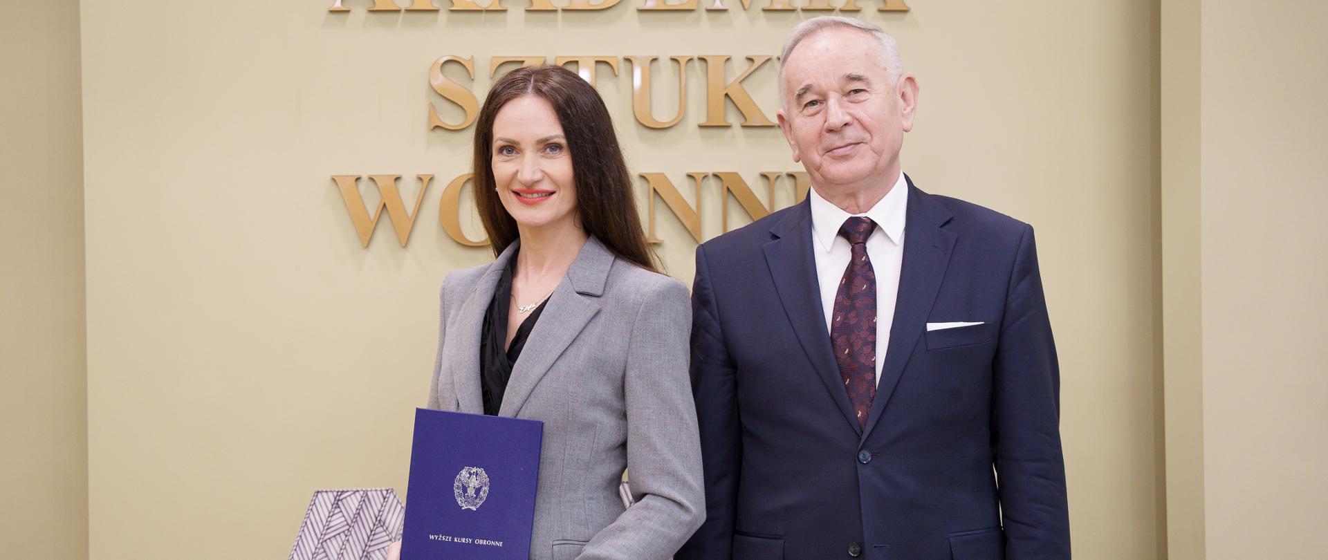 Starosta zambrowski Edyta Marchelska-Groszfeld z Rektorem Akademii Sztuki Wojennej Mieczysławem Gocuł.