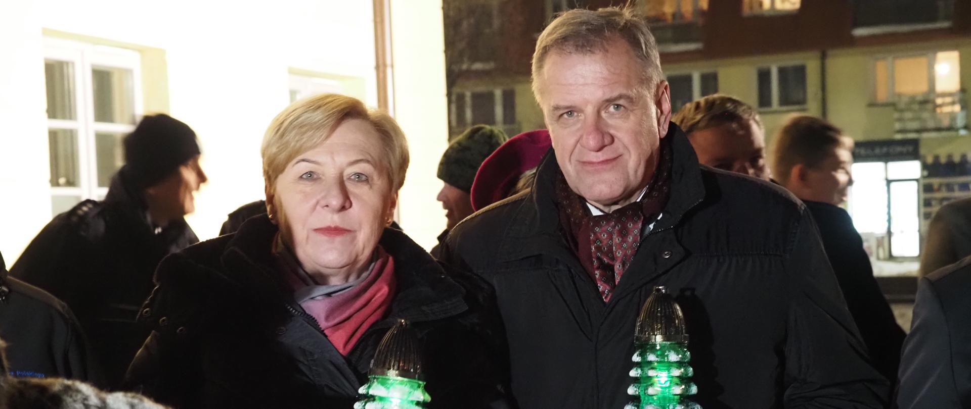Starosta bielski Sławomir Jerzy Snarski i wójt gminy Bielsk Podlaski Raisa Rajecka ze Światełkiem Betlejemskim 